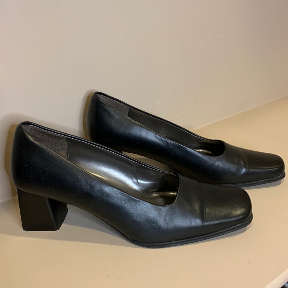 EUC - Villager by Liz Claiborne Leather Heels/Pumps